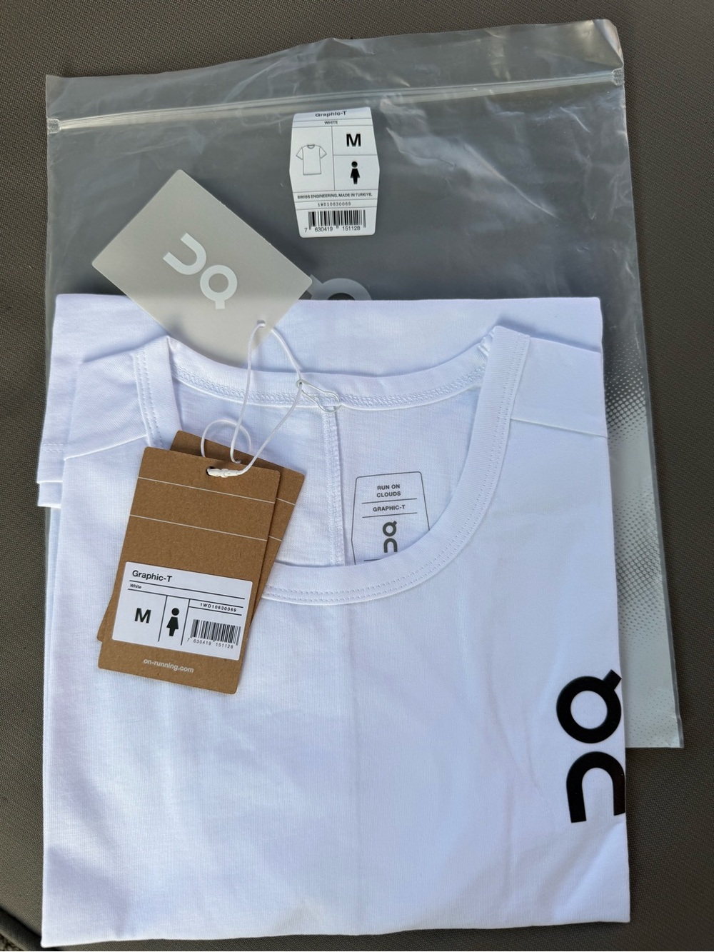 On Graphic-T Women’s Medium